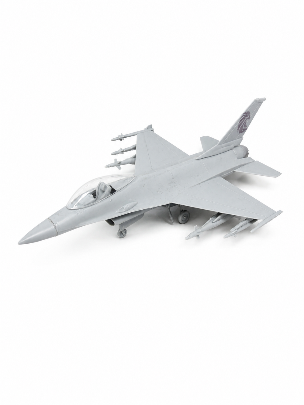 Montajlı F-16 maket uçak, model ve maket kategorisinde, sergilemeye hazır, detaylı ve gerçekçi tasarıma sahip.