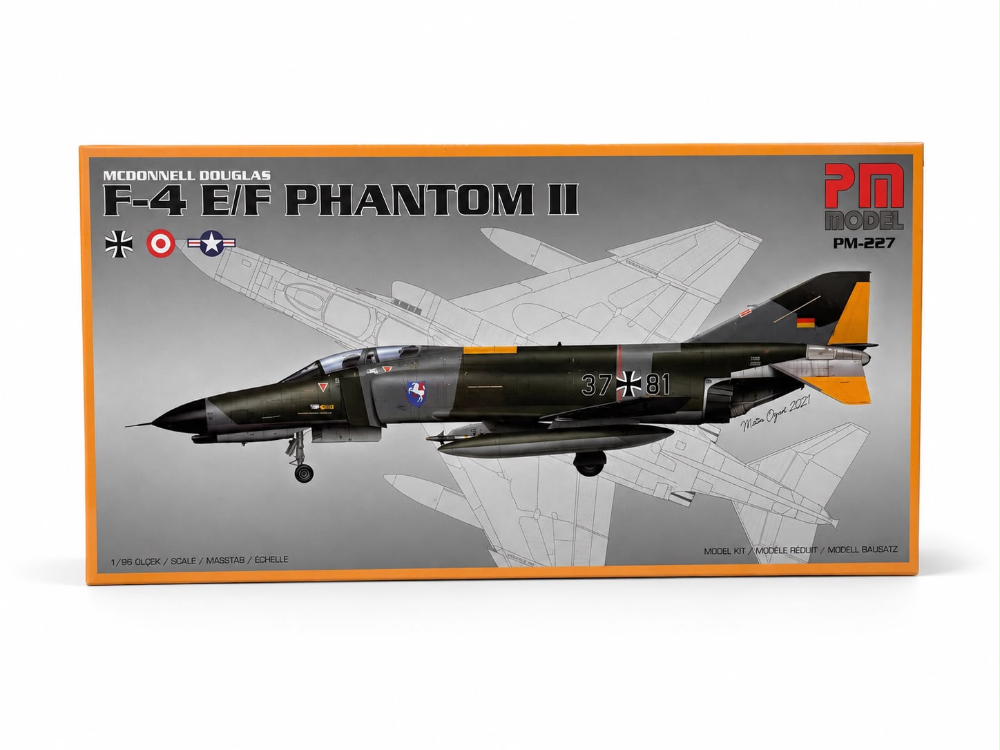 F-4 E/F Phantom 2 PM model maket, demonte plastik uçak kiti, detaylı ve gerçekçi görünüm.