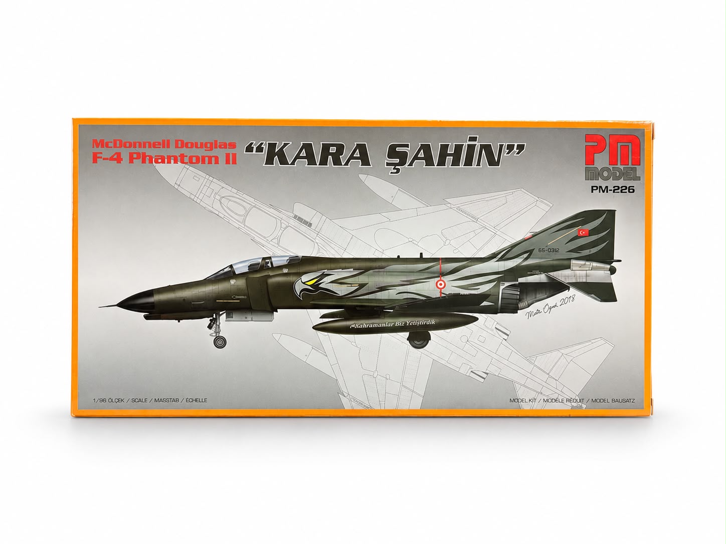 F-4 Phantom 2 Kara Şahin PM model demonte plastik uçak maket kiti, detaylı ve gerçekçi görünüm.