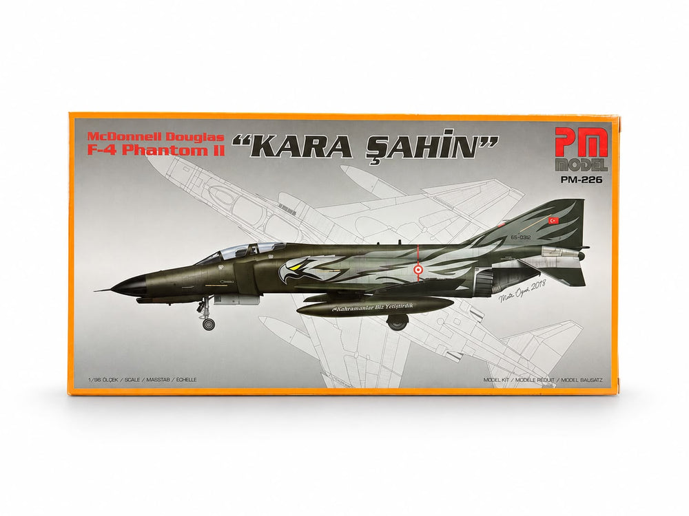 F-4 Phantom 2 Kara Şahin PM model demonte plastik uçak maket kiti, detaylı ve gerçekçi görünüm.