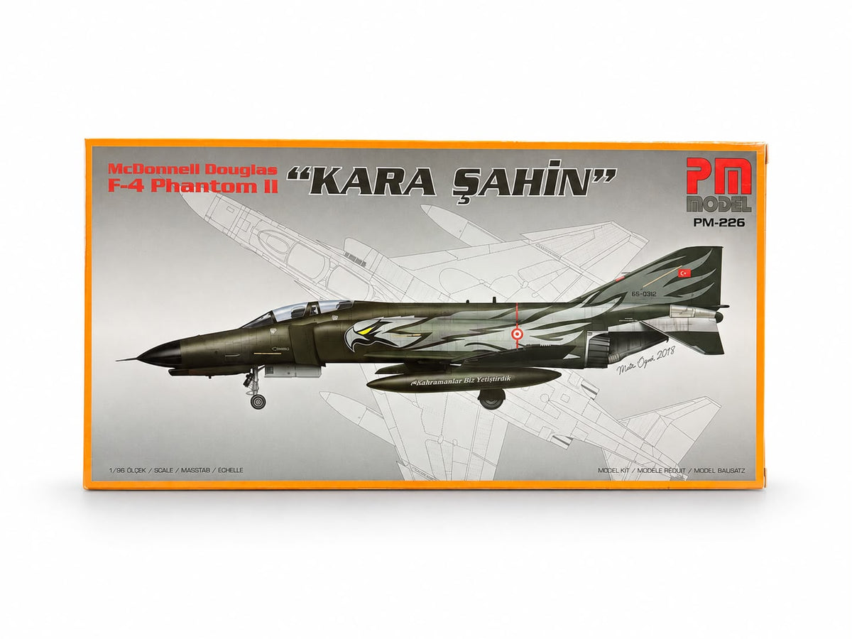 F-4 Phantom 2 Kara Şahin PM model demonte plastik uçak maket kiti, detaylı ve gerçekçi görünüm.