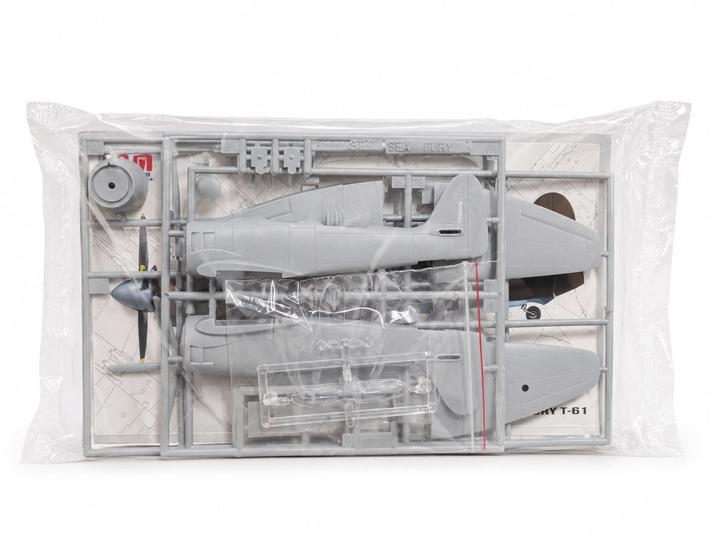 Hawker Sea Fury T-61 PM model avcı-eğitim uçağı demonte plastik maketi, detaylı pilot shop Bakırköy ürünü.