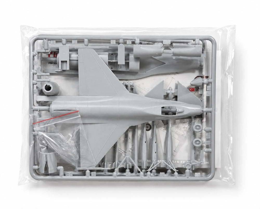 PILOT SHOP BAKIRKÖY tarafından Lockheed Martin F-16 Fighting Falcon plastik uçak maket modeli, detaylı ve gerçekçi görünüm.