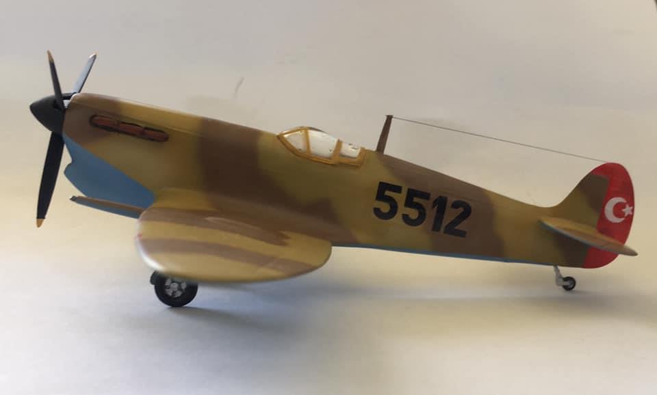 Demonte Supermarine Spitfire VB/C savaş uçağı model ve maket, detaylı plastik maket görüntüsü.