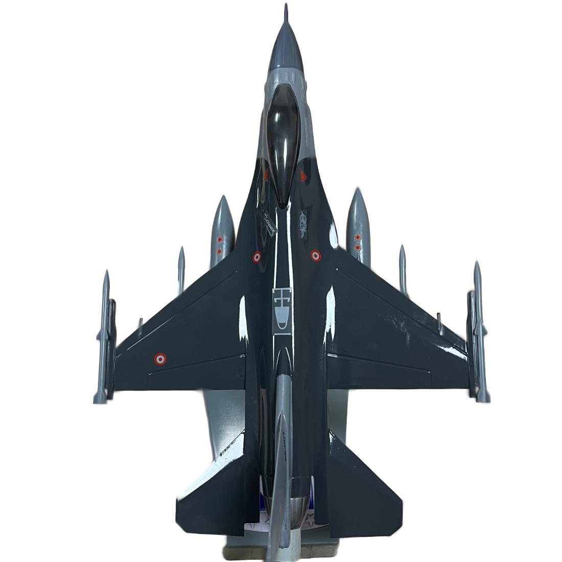 F-16C 141 Filo Kurt maket modeli, montajlı, detaylı hava aracı modeli, Pilot Shop Bakırköy markasıyla gösteriliyor.