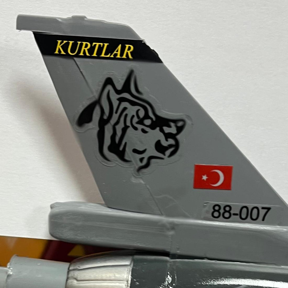 F-16C model maket montajlı, 141 Filo Kurt detaylarıyla, pilot şeffaf ve gerçekçi tasarıma sahip model.