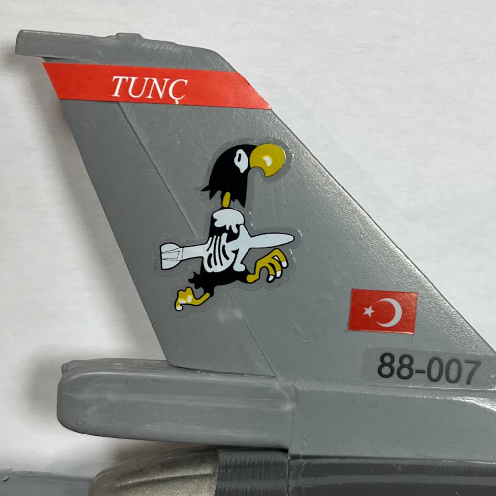 F-16C model uçak montajlı, 151. filo Tunç detaylarıyla model ve maket, pilot shop Bakırköy tarafından hazırlanmış.