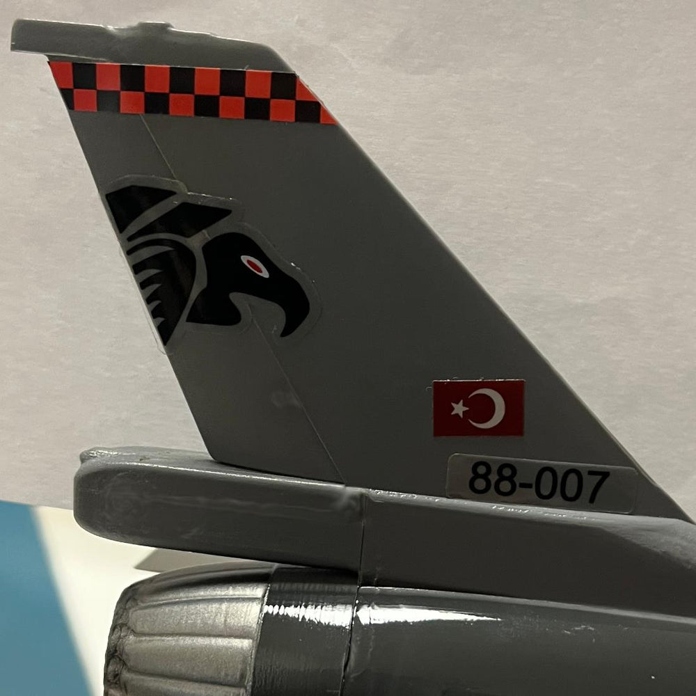 F-16C model montajlı maket, 151 Filo Tunç detaylarıyla pilot shop Bakırköy markalı model ve maket.
