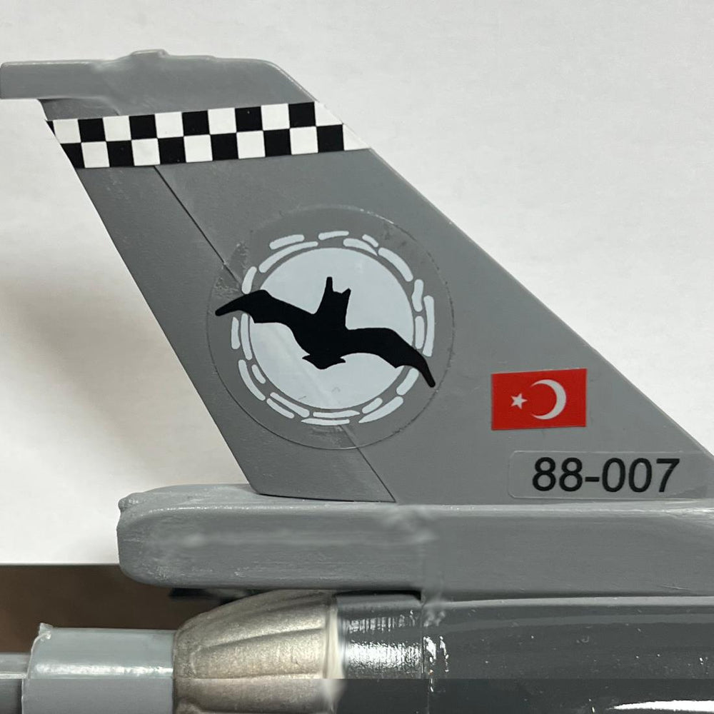 F-16C model montajlı maket, 161. filo Yarasa Kartal temalı detaylı model, pilot shop Bakırköy markasıyla.