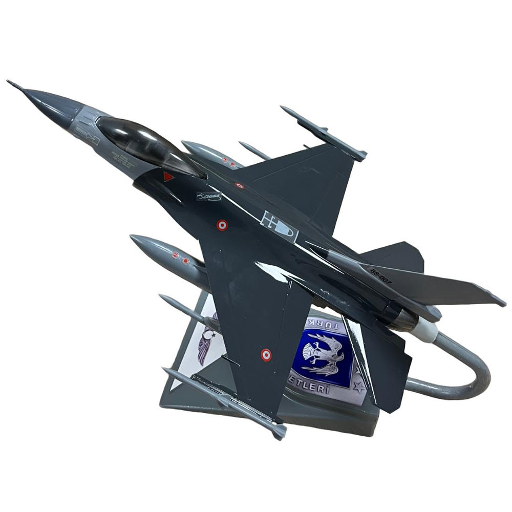 F-16C 182 Filo Atmaca model maket, montajlı savaş uçağı figürü, detaylı ve gerçekçi görünüme sahip pilot shop Bakırköy.