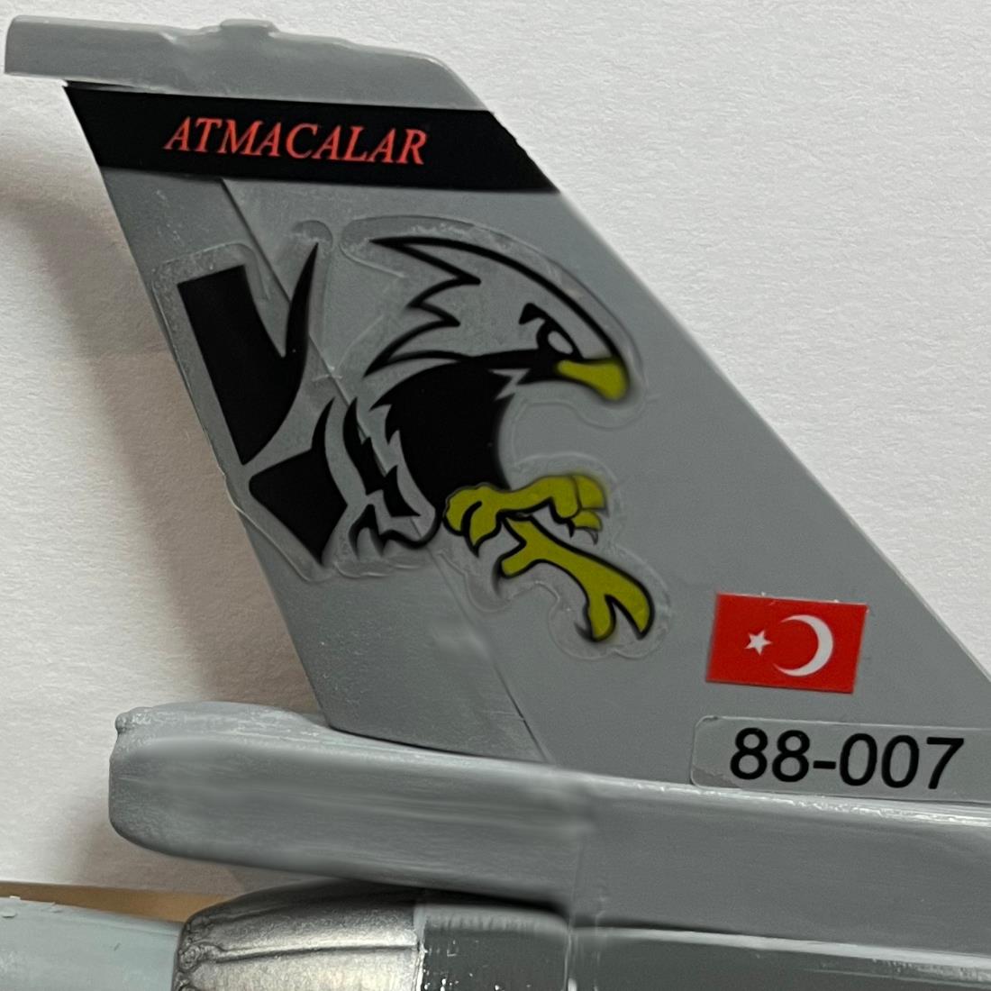 F-16C 182 Filo Atmaca maket modeli, montajlı, detaylı savaş uçağı figürü, pilot shop Bakırköy tarafından yapılmış.