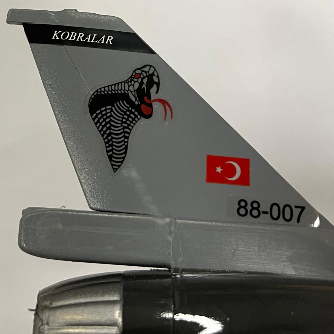 F-16C 191 Filo Kobra model maket, montajlı savaş uçağı figürü, detaylı ve gerçekçi tasarım ile pilot shop Bakırköy ürün.