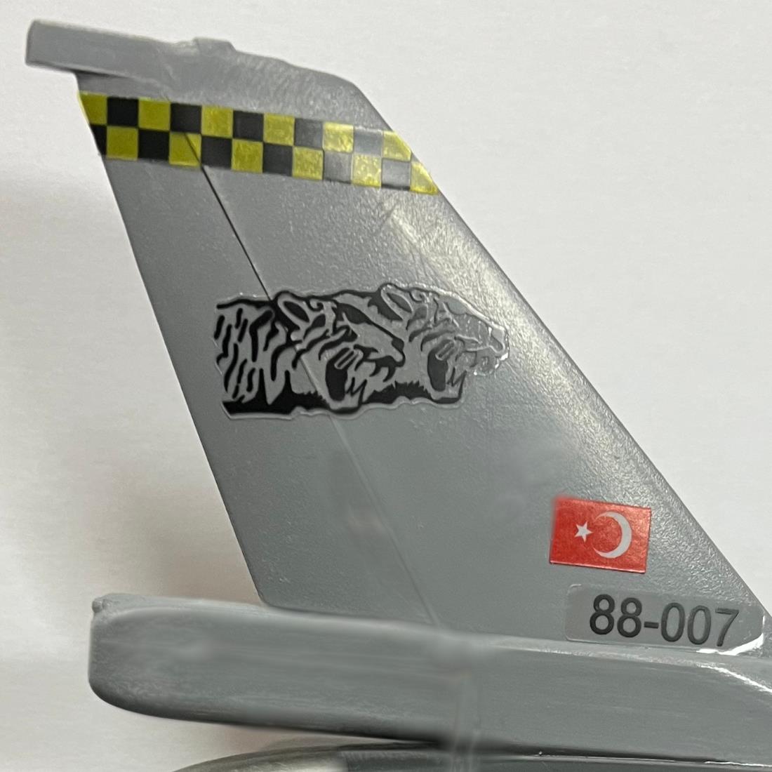 F-16C 192 Filo Kaplan model uçağı montajlı maket, detaylı pilot ve kanat görünümleriyle model ve maket ürün.