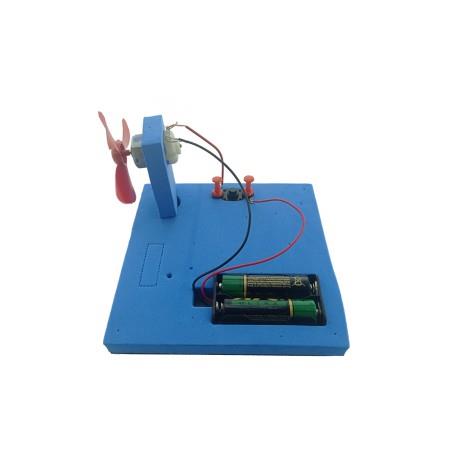 6. sınıf elektrik deney seti, profesyonel eğitim amaçlı, çeşitli elektrik malzemeleri ve devre elemanlarıyla hazırlanmış.
