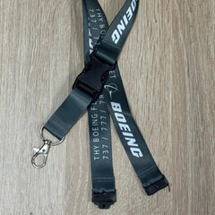 THY Boeing Filosu temalı PROFESYONEL havacılık lanyard'ı, Pilot Shop Bakırköy markasıyla, şık ve dayanıklı tasarım.