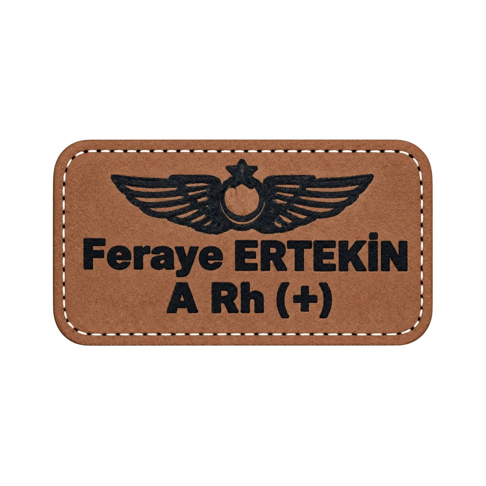 Pilot deri isimlik, profesyonel kokpit kullanımı için şık ve dayanıklı isimlik, kahverengi deri malzeme.