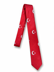 Kırmızı Bayrak desenli PILOT SHOP BAKIRKÖY kravat, günlük kullanım için şık ve dikkat çekici tekstil ürünleri.