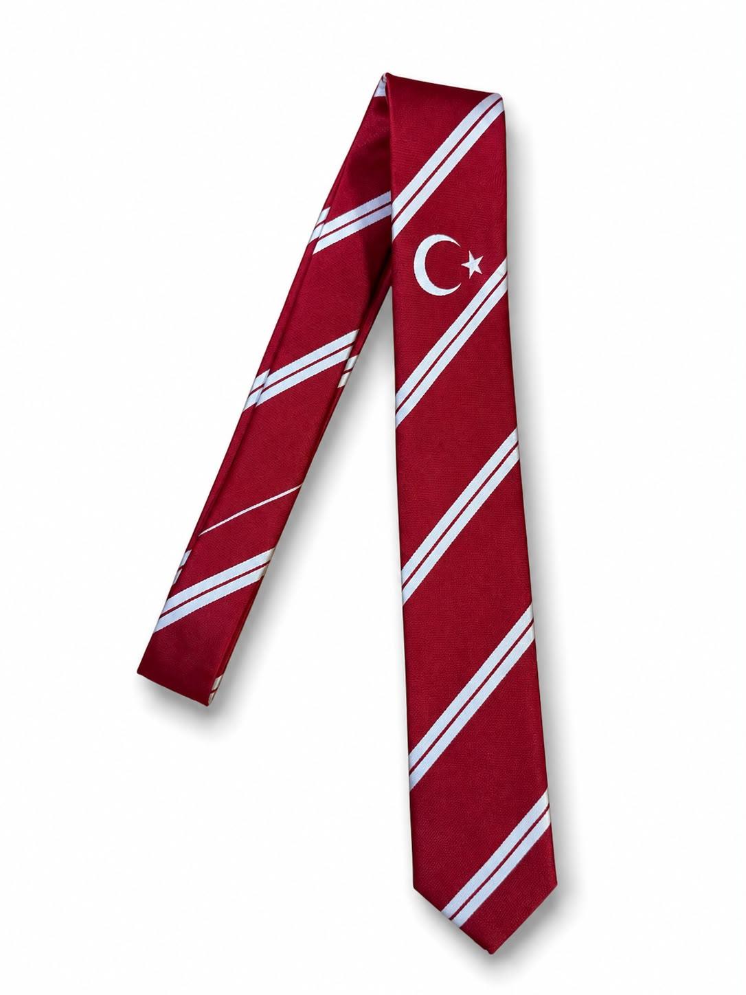 Kırmızı beyaz çizgili tek hilal yıldız desenli Pilot Shop Bakırköy kravat, günlük kullanım için şık ve klasik tasarım.