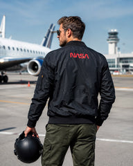 Siyah NASA temalı ribana yakalı pilot montu, tekstil ve uniformalar kategorisinde, şık ve rahat tasarım.